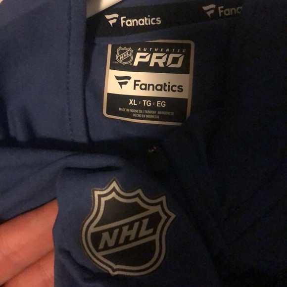 Leafs zip up XL— NEVER WORN - Picture 2 of 3
